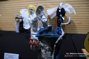 Figurka stojącego Anioła z bukietem wykonana w SDS w Górze Puławskiej w ramach warsztatów“Cementowo – Powertexowe wariacje aniołowe” – instruktor: Joanna Rodzoch,