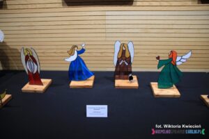 Cztery witraże w kształcie Aniołów, wykonane w ŚDS "Absolwent" w ramach warsztatów“Aniołki Tiffani-ego” – instruktor: Agnieszka Nowosadowicz