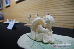 Aniołek siedzący na liściu, wykonany w ŚDS "Absolwent" w ramach warsztatów “Anioły z dobrej formy” – instruktor: Anna Makuch