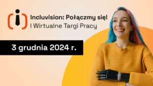 Młoda kobieta zadowolona i uśmiechnięta stoi z rękami założonymi jedna na drugą, ma na sobie pomarańczowy sweter. Ma długie niebiesko różowe włosy. Jedna dłoń to proteza w kolorze czarnym. Reszta grafiki to napis: Inclu(vi)sion: Połączmy się! Wirtualne Targi Pracy dla osób z niepełnosprawnościami i biznesu. 3 grudnia 2024 r. Napis jest na morelowo-pomarańczowym tle.
