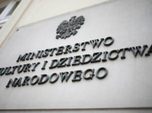 Zdjęcie szyldu Ministerstwa Kultury i Dziedzictwa Narodowego