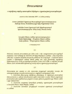 Skan pierwszej strony dokumentu pt.;"Porozumienie o współpracy między samorządem lokalnym a organizacjami pozarządowymi"; nadruk czarną czcionką na jasnożółtym papierze