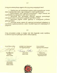 Skan drugiej strony dokumentu pt.;"Porozumienie o współpracy między samorządem lokalnym a organizacjami pozarządowymi"; nadruk czarną czcionką na jasnożółtym papierze, opatrzony odręcznymi podpisami i pieczęcią