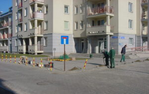 Blok mieszkalny z podjazdem dla osób niepełnosprawnych oraz infrastrukturą drogową przy Al. Racławickich 44 D