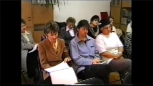 Kadr z filmu przygotowanego przez uczestników Pracowni Multimedialnej WTZ ze Świdnika; na krzesełkach siedzą uczestniczki jednej z wielu wizyt studyjnych