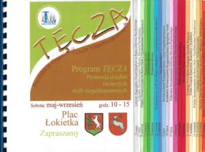 Skan ulotki informacyjnej Programu "Tęcza" w formie zbindowanej książeczki; po prawej stronie na różnokolorowych kartkach czarną czcionką nadrukowano daty i nazwy organizacji