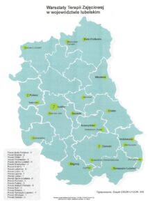 Mapa Warsztatów Terapii Zajęciowej w powiatach województwa lubelskiego; w jasnozielonych kołeczkach różnej wielkości umieszczono liczbę wskazującą ilość placówek w danym powiecie