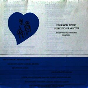 Skan biało-granatowej okładki ulotki „Edukacja Dzieci Niepełnosprawnych”; w górnej części w kolorze białym umieszczono tytuł i rok wydania 2000/2001 oraz granatowe serce z narysowaną rodziną, w dolnej granatowej części umieszczono nazwy miejscowości w województwie lubelskim