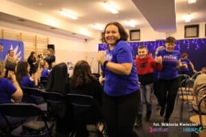 Taniec pomiędzy publicznością siedzącą na widowni