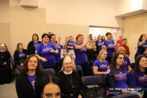 Roześmiani pracownicy, siostry zakonne oraz mamy podopiecznych Fundacji