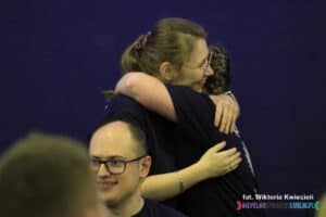 Uścisk dwóch członkiń zespołu „Rozśpiewany Zakątek”
