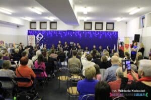 Występ zespołu „Rozśpiewany Zakątek”; widok z widowni