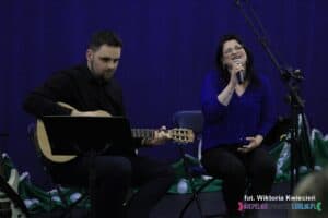 Występ muzyczny duetu: Jadwigi Malinowskiej, laureatki programu „The Voice Kids” i akompaniującego na gitarze Arkadiusza Sosnowskiego