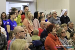 Publiczność na widowni - osoby obu płci w różnym wieku