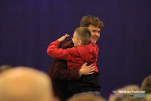 Podziękowanie i uścisk po występie muzycznym solisty Jakuba Rogali