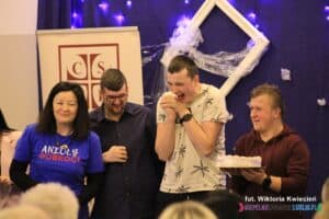 Instruktorka i trzej młodzieńcy, wykonawcy licytowanego ciasta