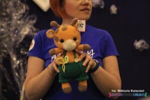 Maskotka żyrafy wykonanej na szydełku