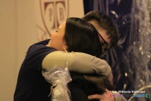 Uścisk wokalistki i podopiecznego Fundacji Benedyktyński Zakątek