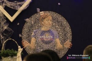 Prezentacja wykonanej na szydełku okrągłej serwety