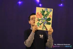 Ręcznie malowany obraz przedstawiający kwiaty, prezentowany przez jego autora Tomasza