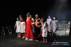 Grupa aktorów na scenie