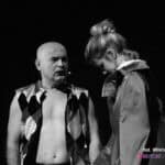 Głowni bohaterowie - Ojciec (Mariusz Mąka) i Kasia (Weronika Stachyra); fotografia czarno-biała