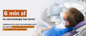 Po prawej stronie zdjęcie chłopca na fotelu dentystycznym, a po lewej – tekst promujący dostępne fundusze na opiekę stomatologiczną: 6 mln zł na stomatologię bez barier – adaptacja do wizyt stomatologicznych dla uczniów i uczennic ze szczególnymi potrzebami