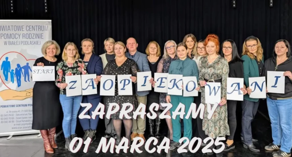 14 kobiet i 1 mężczyzna stoją w rzędzie, trzymając tabliczki z pojedynczą literą układającą się w słowa: ZAOPIEKOWANI. Do zdjęcia dodano tekst ZAPRASZAMY 01 MARCA 2025.