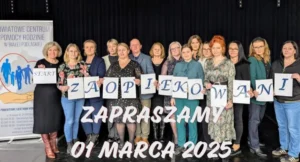 14 kobiet i 1 mężczyzna stoją w rzędzie, trzymając tabliczki z pojedynczą literą układającą się w słowa: ZAOPIEKOWANI. Do zdjęcia dodano tekst ZAPRASZAMY 01 MARCA 2025.