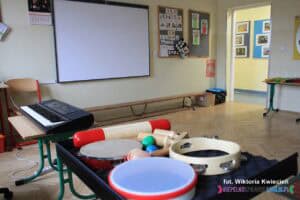 Sala muzyczna; na pierwszym planie instrumenty perkusyjne