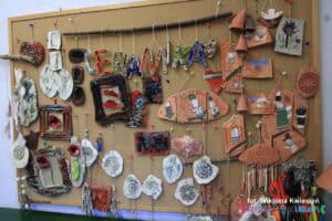 Kolekcja ozdób ceramicznych wykonanych przez uczniów SOSW nr2 w Lublinie, wyeksponowana na tablicy korkowej