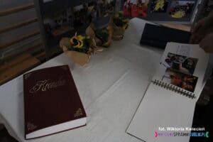 Na stole wyłożono archiwalne Kroniki