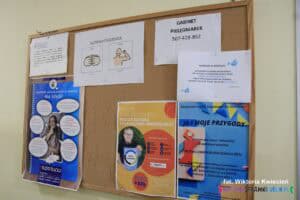 Korkowa Tablica Informacyjna z umieszczonymi plakatami