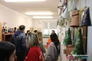 Grupa Gości z wizytą w pracowni ceramicznej