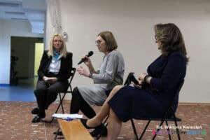 Trzy kobiety siedzą na krzesłach, od lewej panie: Wicedyrektor mgr Justyna Kułak. Wicedyrektor mgr Beata Sokołowska, Dyrektor mgr Iwona Lal