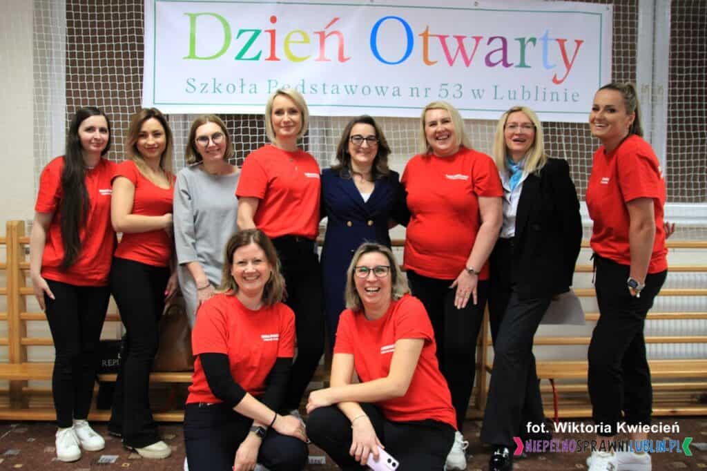 Pamiątkowe zdjęcie grupy kobiet: Dyrekcja i Rada Rodziców Specjalnego Ośrodka Szkolno-Wychowawczego w Lublinie