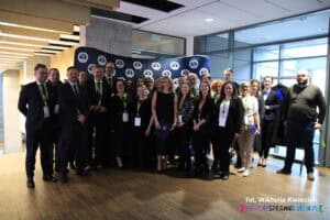 Pamiątkowa fotografia grupowa uczestników "Forum "Prawnicy - NGO: Budujemy drogę do współpracy"