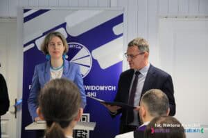 Od lewej stoją: Pani Dorota Krać oraz Pan Rafał Dziekanowski, Zastępca Dyrektora Wydziału ds. Osób Niepełnosprawnych Urzędu Miasta Lublin