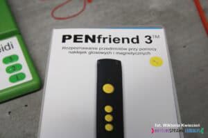 Pudełko urządzenia pn. "PENfriend 3" do rozpoznawania przedmiotów przy pomocy naklejek głosowych i magnetycznych