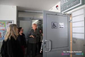 Hala im. Z. Niedzieli: Grupa kobiet stoi przy otwartych drzwiach prowadzących do toalety dla osób z niepełnosprawnościami i Komfortki