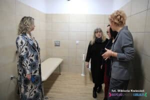 Hala im. Z. Niedzieli: Cztery kobiety rozmawiają stojąc we wnętrzu toalety