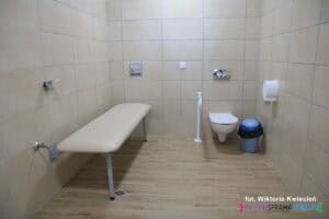 Hala im. Z. Niedzieli: wnętrze toalety dla osób z niepełnosprawnością wyposażonej w leżankę