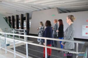 Hala im. Z. Niedzieli: Grupa kobiet stojąca w miejscu przeznaczonym dla osób z niepełnosprawnością na wózkach