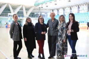 Hala im. Z. Niedzieli, stoją od lewej Panie: Aleksandra Romańska (Kierownik Działu Marketingu, Rzecznik Prasowy MOSiR „Bystrzyca” w Lublinie Sp. z o.o), Alicja Jankiewicz (Prezes Honorowa LFOON-SW), Anna Bieganowska-Skóra (Prezes LFOON-SW), Monika Lipińska (Wiceprezes Zarządu MOSiR „Bystrzyca” w Lublinie Sp. z o.o), Izabela Czernicka-Białowąs (Kierownik Hali im. Z. Niedzieli), Anna Belcik (Kierownik Działu Projektów i Programów)