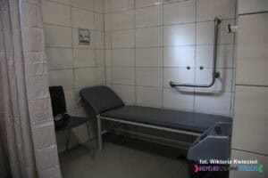 Stadion lekkoatletyczny: wnęka wyposażona w leżankę sąsiadująca z toaletą, umiejscowiona w szatni dla osób z niepełnosprawnością