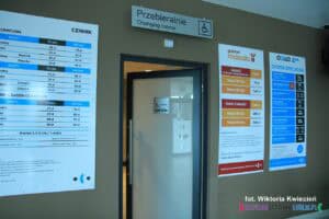 Aqua Lublin: szklane drzwi wejściowe za którymi znajdują się przebieralnie dla osób z niepełnosprawnością i Komfortka