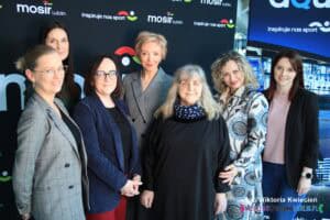 Od lewej stoją Panie: Aleksandra Romańska (Kierownik Działu Marketingu, Rzecznik Prasowy MOSiR „Bystrzyca” w Lublinie Sp. z o.o), Beata Skiba-Szymańska (Kierownik Aqua Lublin), Anna Bieganowska-Skóra (Prezes LFOON-SW), Monika Lipińska (Wiceprezes Zarządu MOSiR „Bystrzyca” w Lublinie Sp. z o.o), Alicja Jankiewicz (Prezes Honorowa LFOON-SW), Izabela Czernicka-Białowąs (Kierownik Hali im. Z. Niedzieli), Anna Belcik (Kierownik Działu Projektów i Programów)