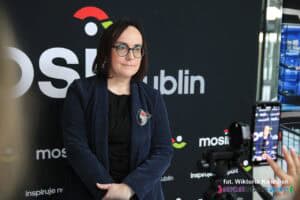 Pani Anna Bieganowska-Skóra na tle ścianki z napisem MOSiR Lublin