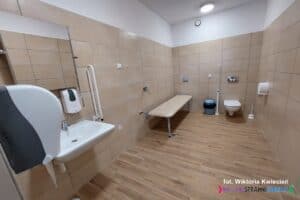 Hala im. Z. Niedzieli: wnętrze toalety dla osób z niepełnosprawnością, wyposażonej w leżankę