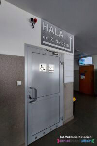 Hala im. Z. Niedzieli: drzwi szare drzwi za którymi znajduje się toaleta dla osób z niepełnosprawnością i Komfortka